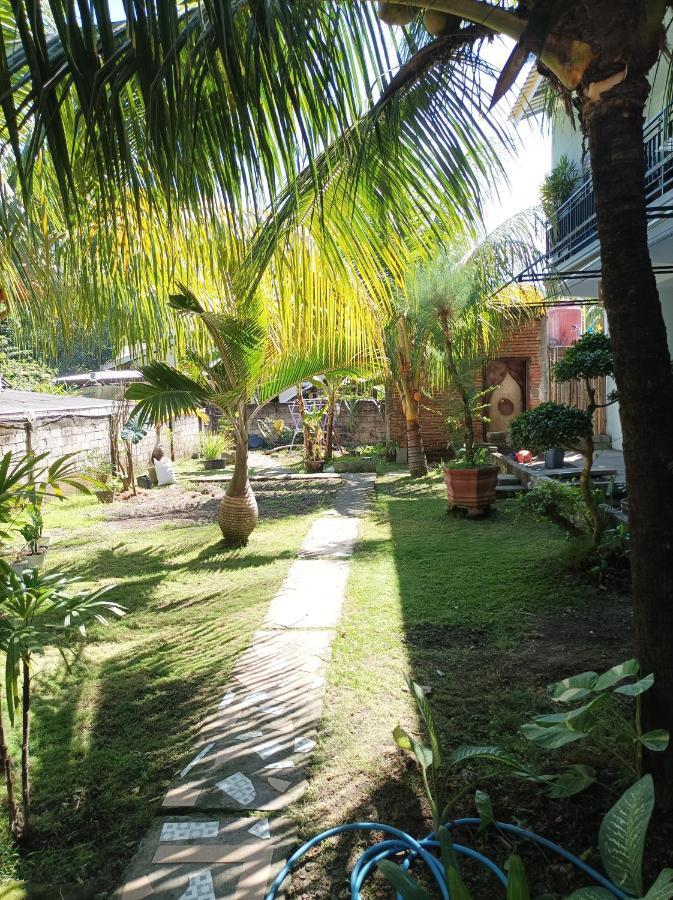 Merendeng Hostel Kuta Kuta  Buitenkant foto